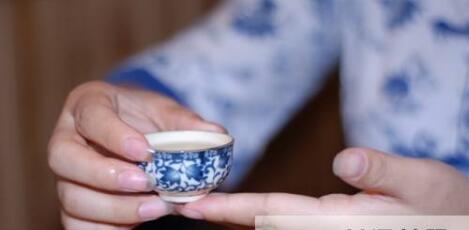 女士喝茶的手勢(shì)，女人正確喝茶手勢(shì)姿勢(shì)圖