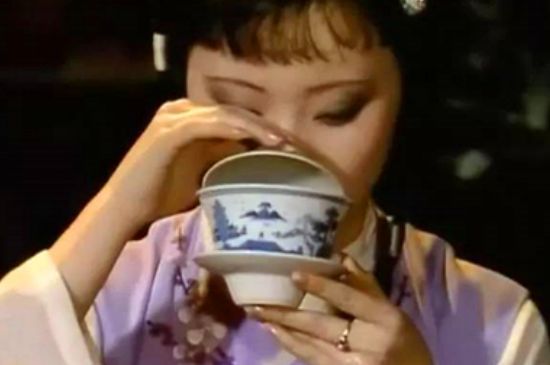 女士喝茶優(yōu)雅姿勢(shì)，女士正確喝茶姿勢(shì)禮儀