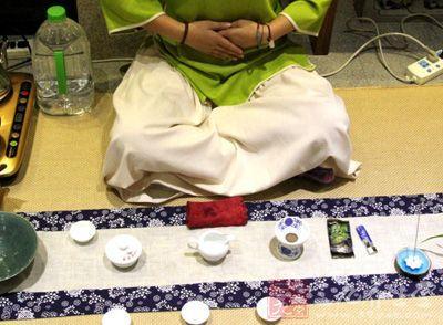 女士喝茶的手勢(shì)，女人正確喝茶手勢(shì)姿勢(shì)圖