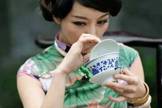 女士喝茶優(yōu)雅姿勢(shì)，女士正確喝茶姿勢(shì)禮儀