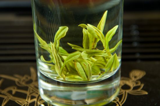 安吉白茶冷藏好還是冷凍好？這個需要根據(jù)存放時間來選擇