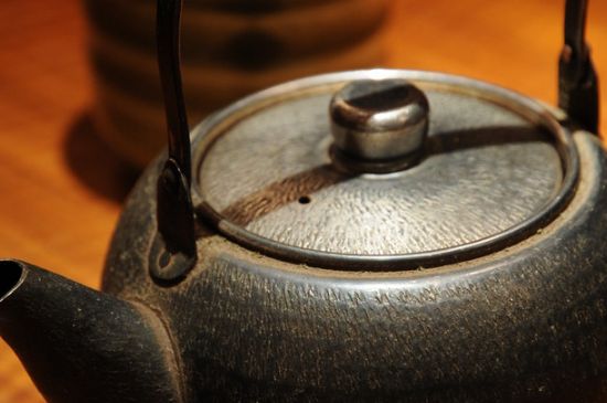 日本鐵壺怎么開(kāi)壺，新鐵壺開(kāi)壺方法