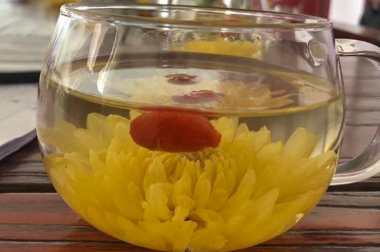 晚上可以喝菊花茶泡水嗎，睡覺(jué)前能不能喝菊花茶？