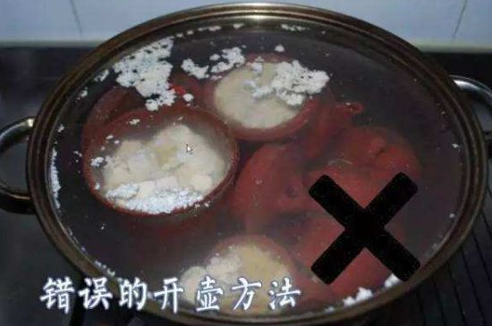 開(kāi)壺放豆腐是錯(cuò)誤的，新買(mǎi)的紫砂壺正確開(kāi)壺建議