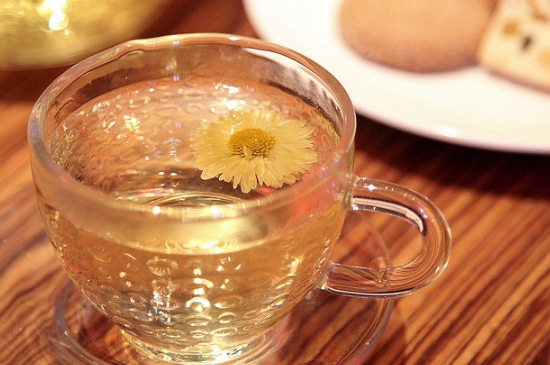 經(jīng)常菊花泡水好嗎，喝菊花茶有什么好處？