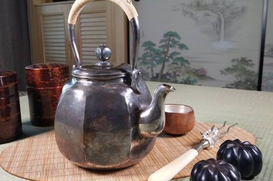 銀壺?zé)笏镉泻谏臇|西，為什么銀壺里有黑點(diǎn)