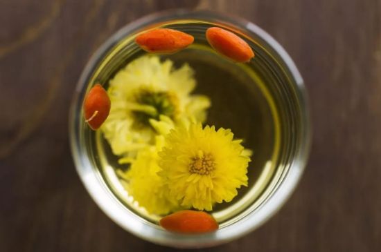菊花茶的最佳搭配有哪幾樣，菊花茶和什么搭配喝效果好？
