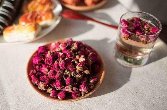 玫瑰花茶的功效與作用，堅(jiān)持喝一個(gè)月玫瑰花茶會(huì)怎樣？