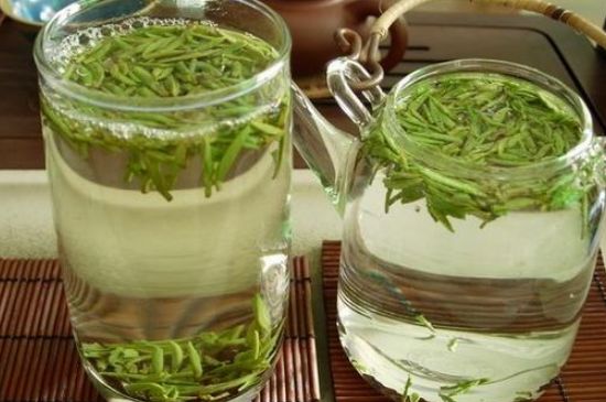 竹葉青和雀舌哪個(gè)貴，竹葉<a href=http://www.outwitseo.com/fenlei/wulongcha/ target=_blank class=infotextkey>青茶</a>貴嗎？