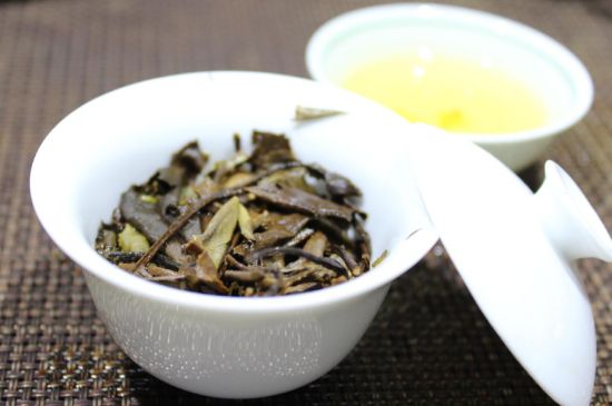 怎么撬老白茶茶餅不容易碎，福鼎白茶如何撬茶方法