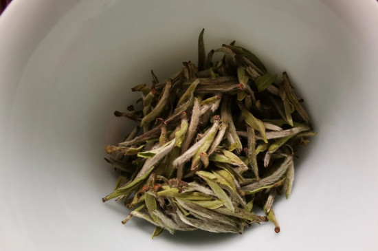 新舊白茶怎么區(qū)分，怎么分辨白茶是新還是舊