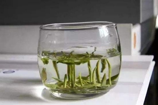 綠茶加重濕氣？濕氣體質(zhì)寒的人能喝綠茶嗎