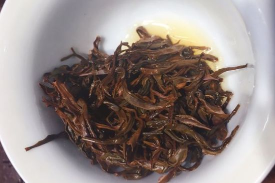 女人喝紅茶好還是喝普洱茶好，普洱茶和紅茶哪個(gè)適合女人喝