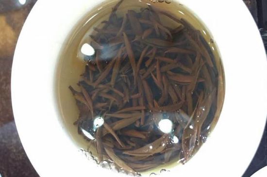 女人喝金駿眉的好處和壞處，女性喝金駿眉可減肥養(yǎng)顏