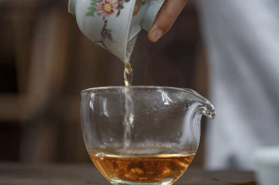 福鼎白茶要喝老的嗎，為什么喝白茶要喝老茶存新茶？
