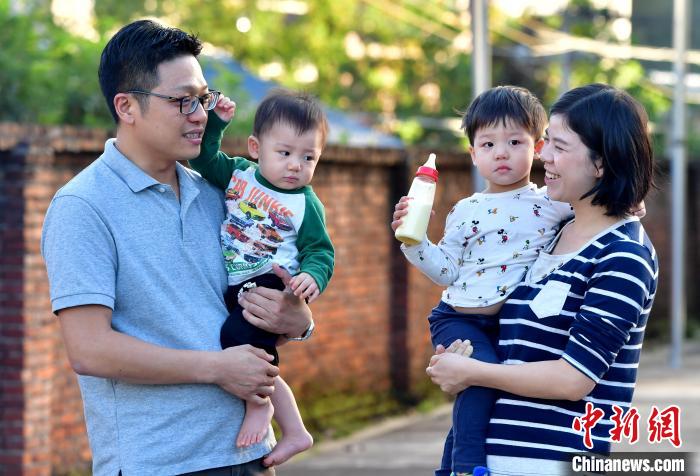 在長汀這十年，張元豪也收獲了愛情。2015年，他與客家妹子董仁花組成了溫暖的小家庭，如今已經(jīng)有了兩個可愛的寶寶?！埍?攝